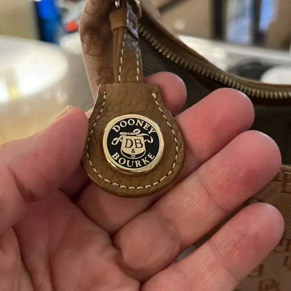 Dooney and Bourke handbag - Picture 3 of 12